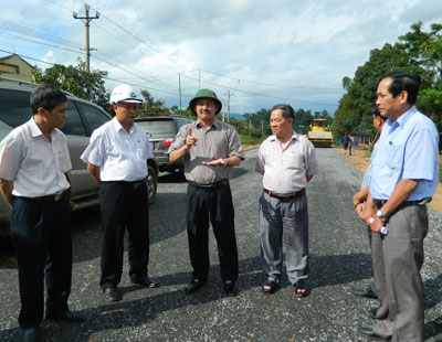 Phó Chủ tịch UBND tỉnh Nguyễn Quân Chính kiểm tra tiến độ dự án Đường biên giới tại huyện Hướng Hoá