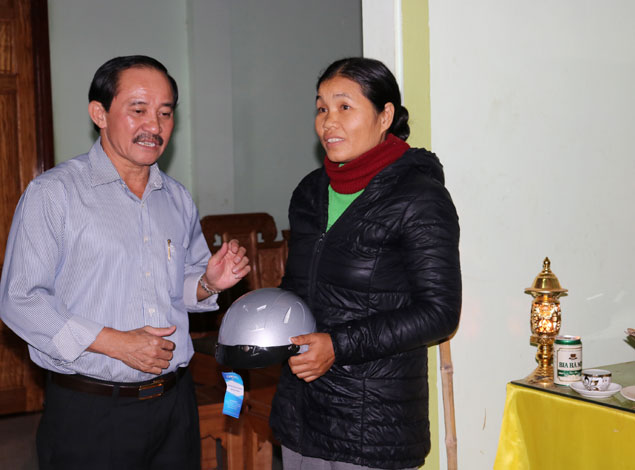 Phó Chủ tịch UBND tỉnh Nguyễn Quân Chính thăm gia đình nạn nhân tử vong do tai nạn giao thông huyện Hướng Hóa
