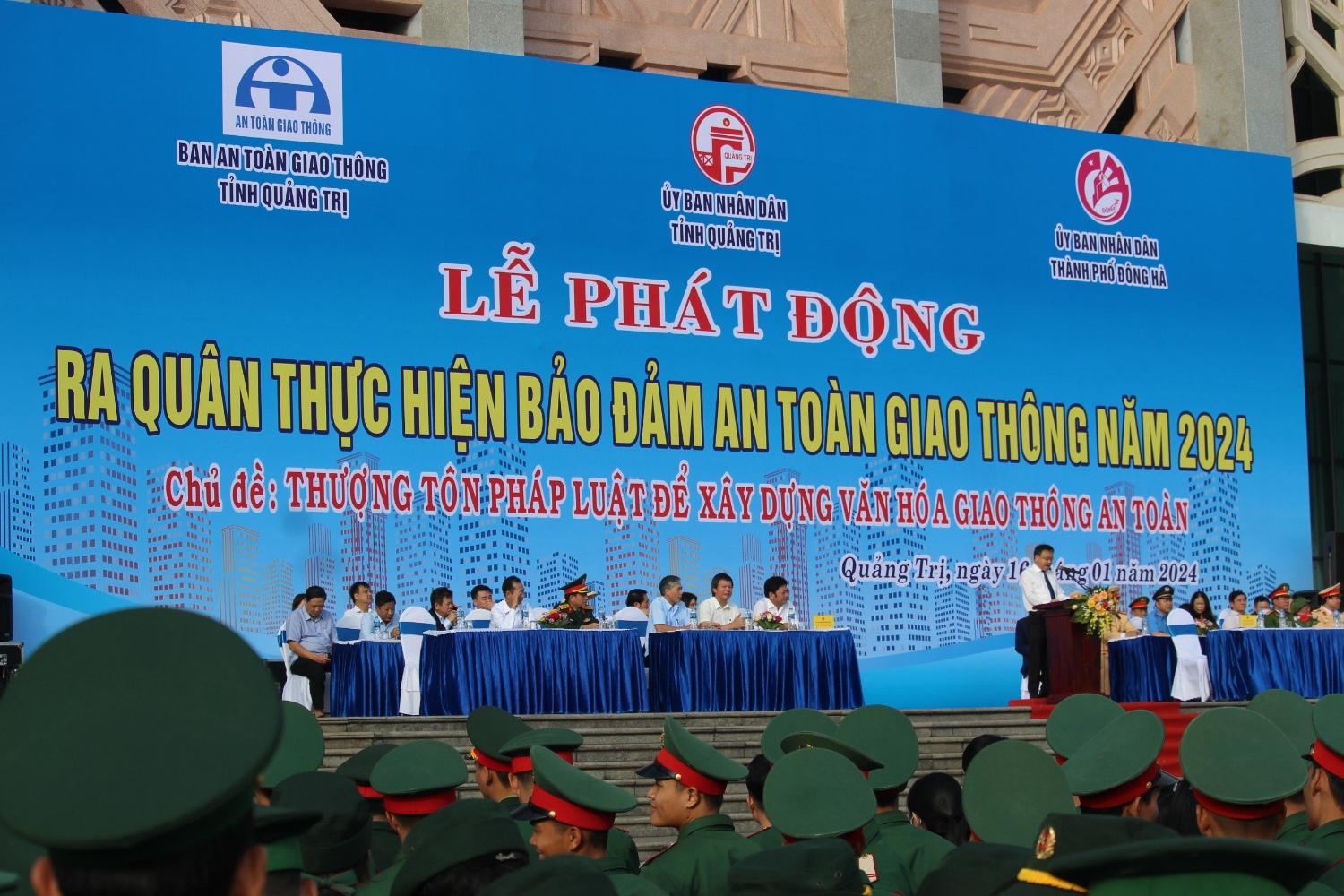 Đồng chí Lê Đức Tiến, Phó Chủ tịch UBND tỉnh - Phó trưởng ban ATGT tỉnh phát biểu tại buổi lễ